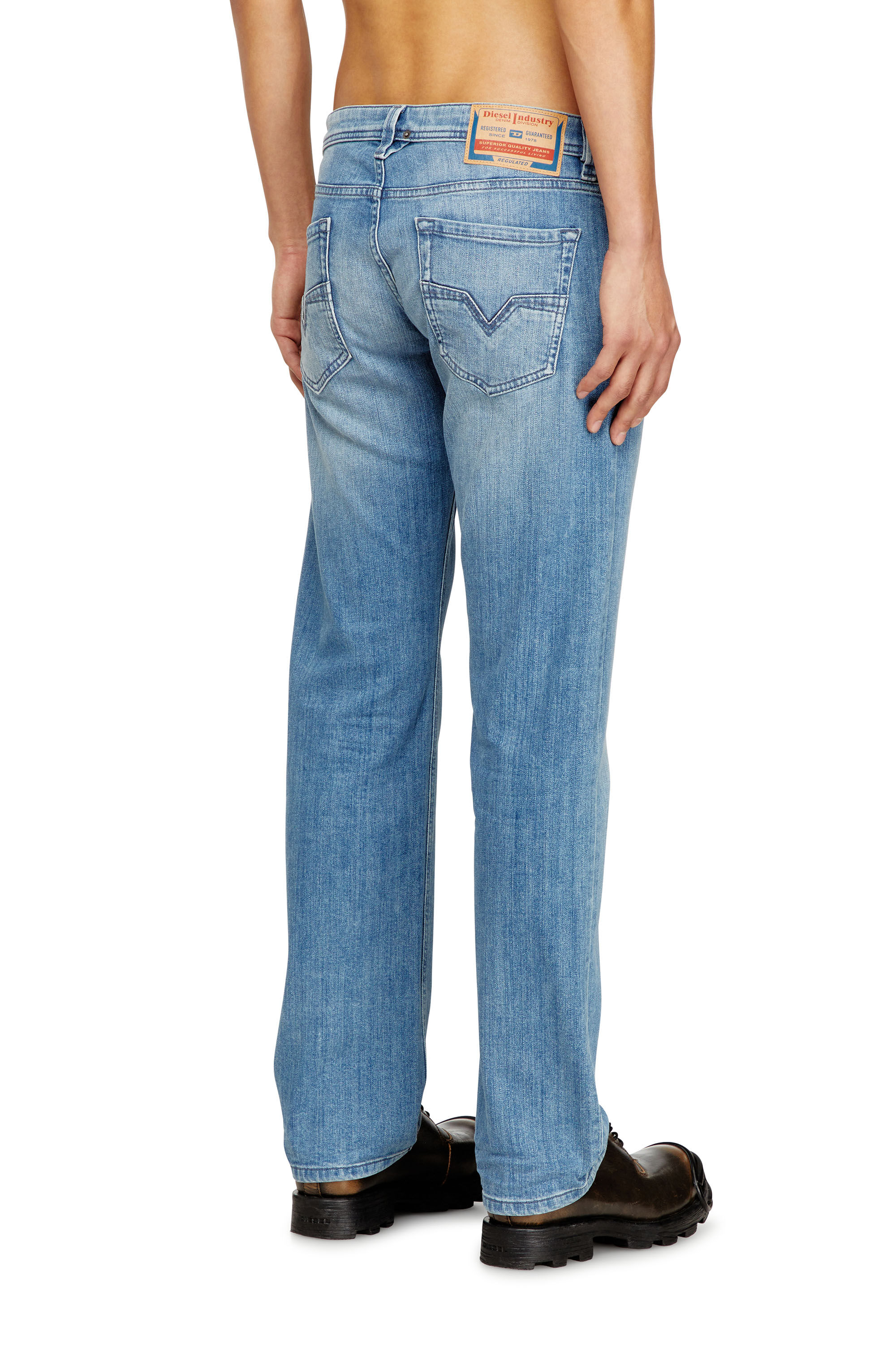 Men's Regular Jeans | Low Waist 1985 LarkeeLight Blue | Diesel HU