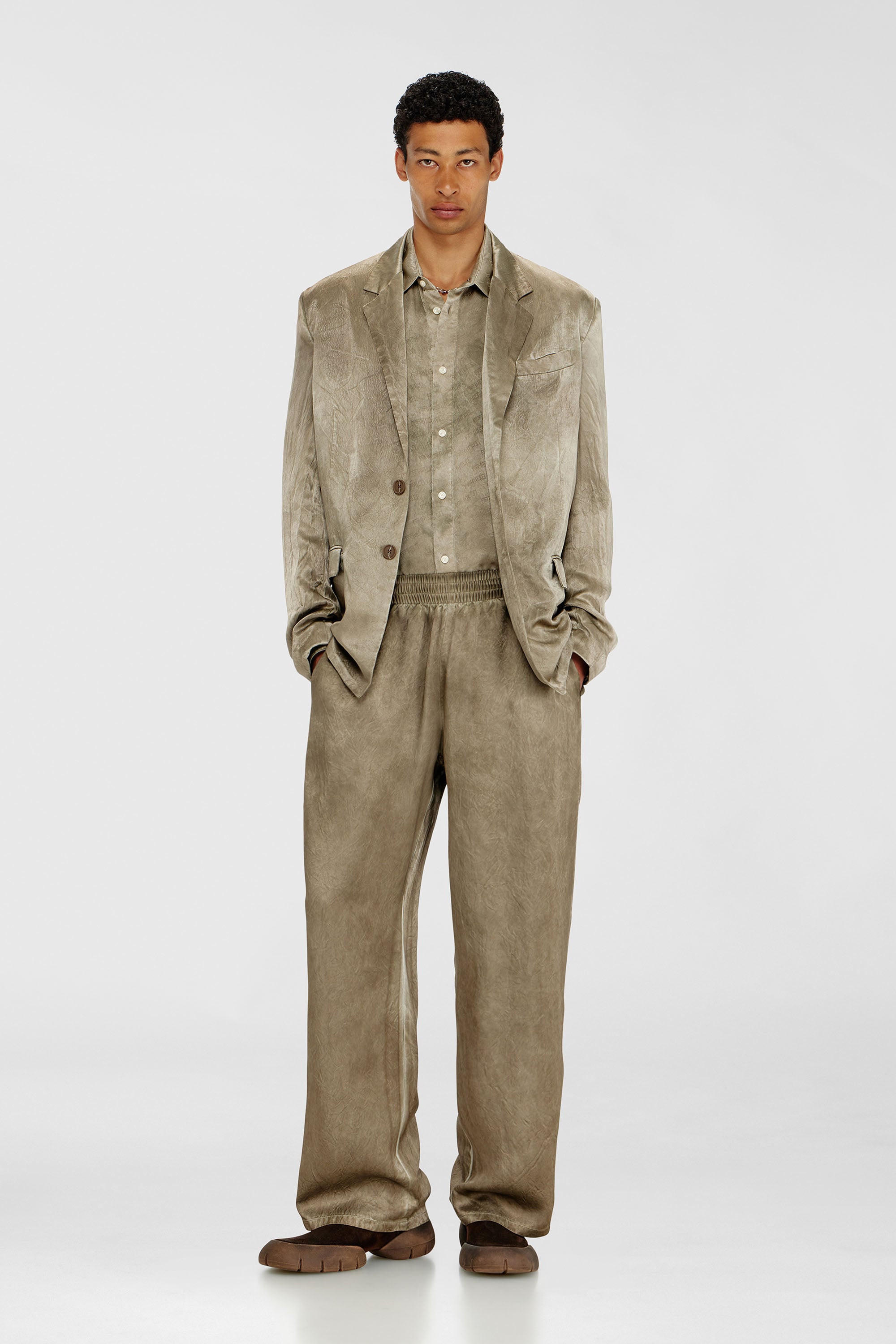 Pants in wrinkled satin
